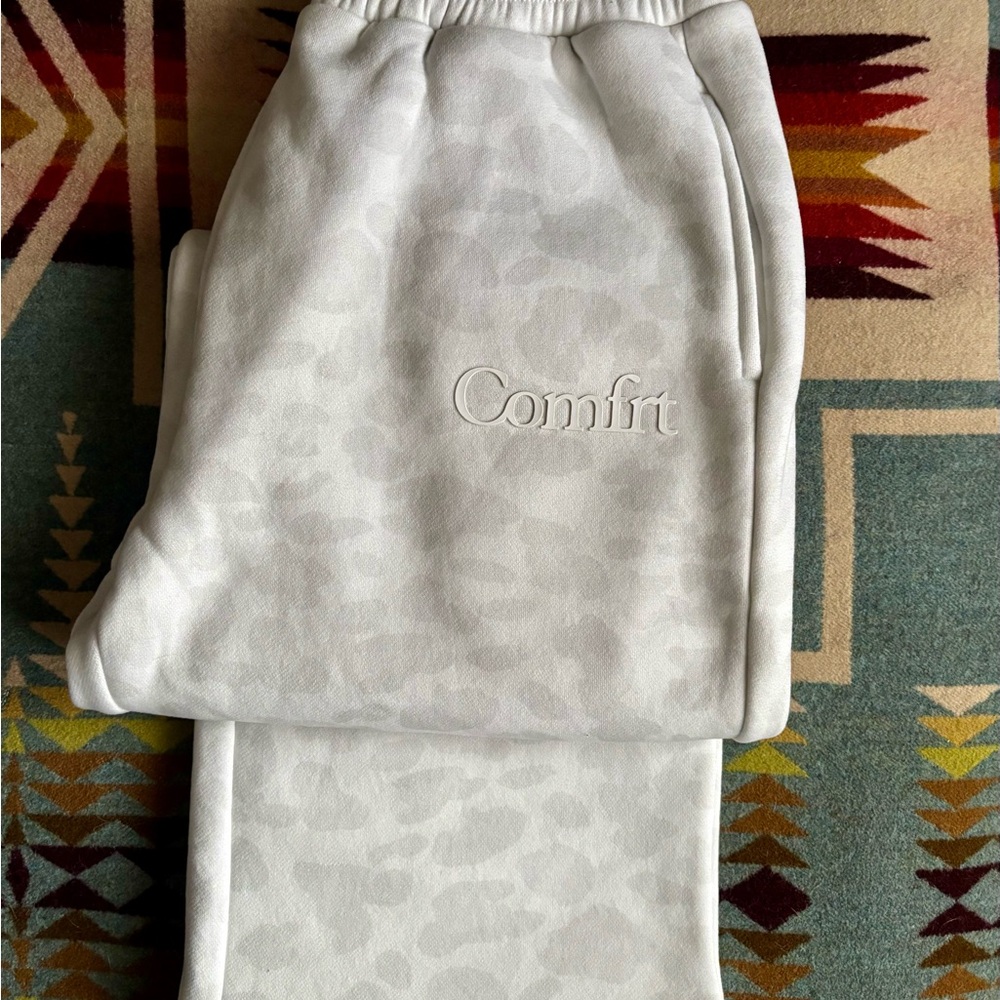Comfrt Women's Minimalist Set in Snow Leopard (sold out)